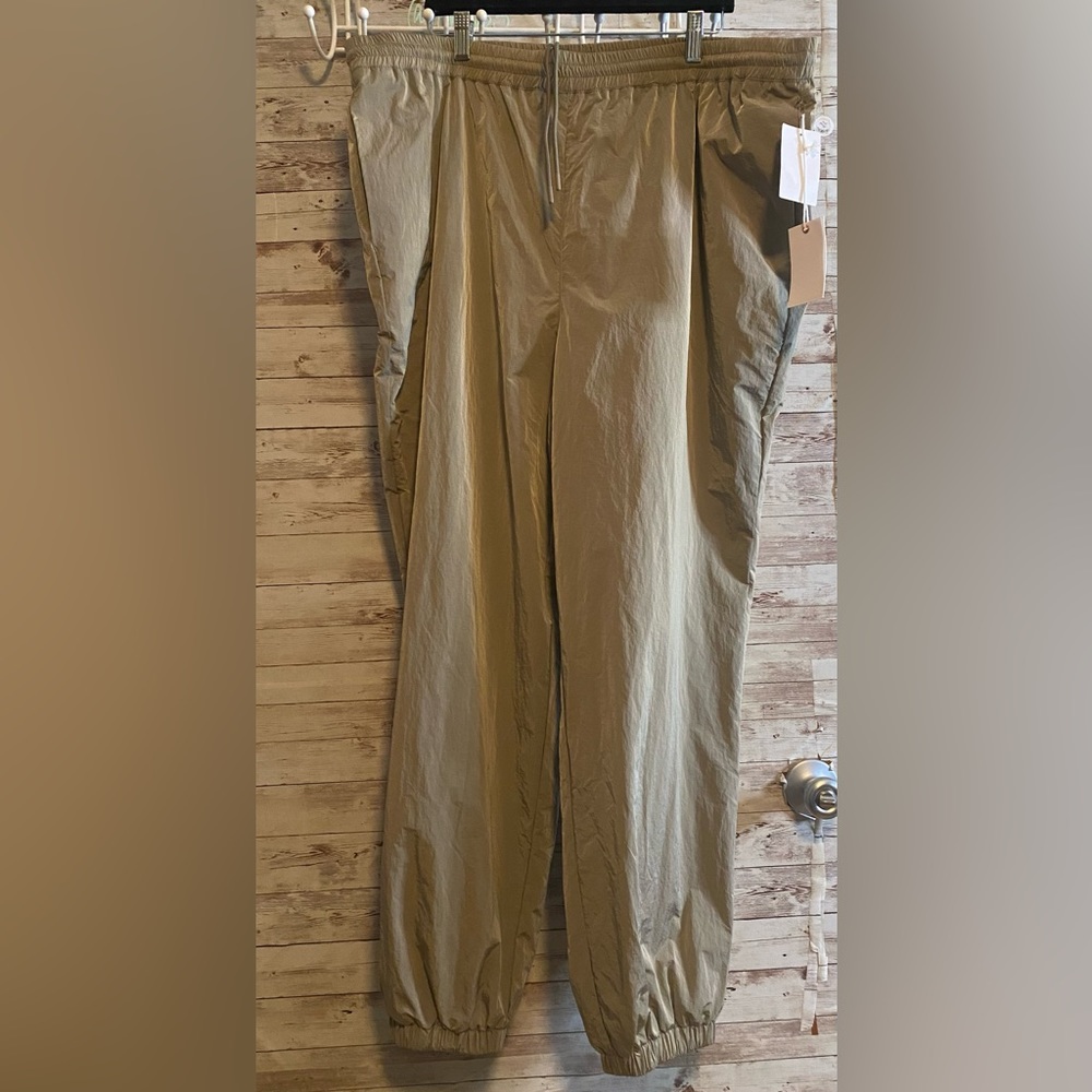 Good American athletic pants